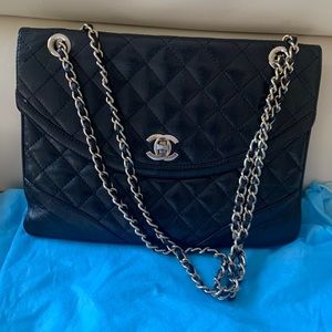 Vintage Chanel style leather purse EUC black leather interior many compartments